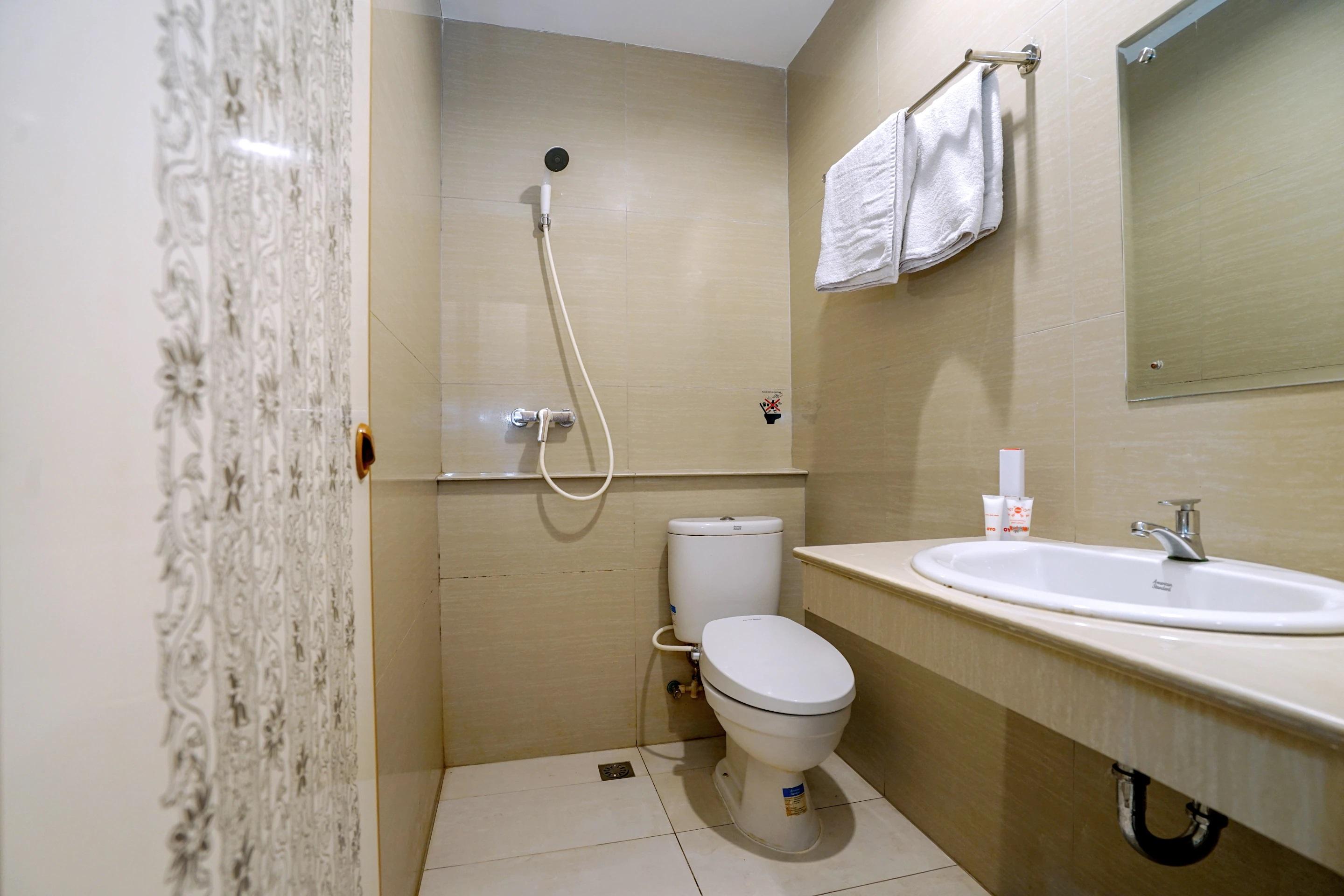 Oyo 251 The Maximus Inn Hotel Palembang Exterior foto