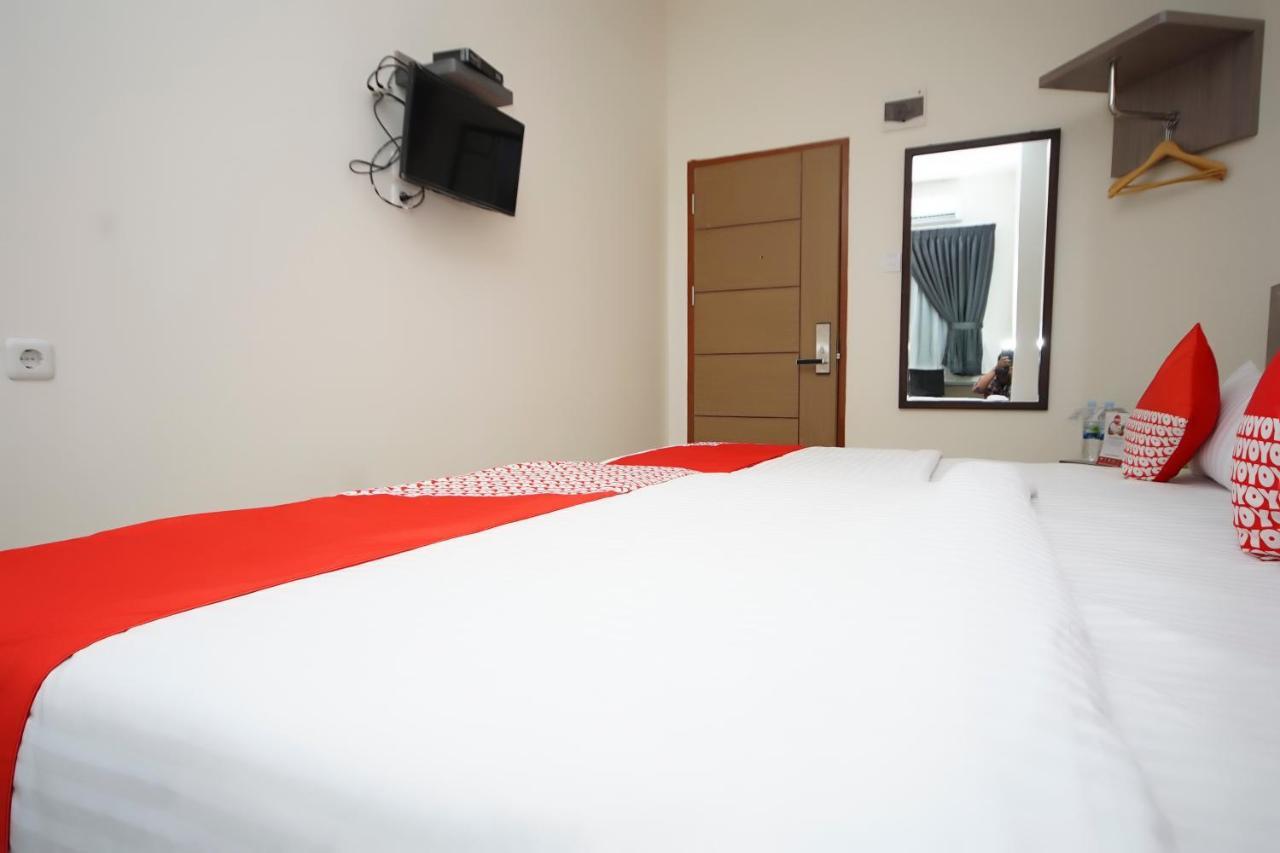 Oyo 251 The Maximus Inn Hotel Palembang Exterior foto