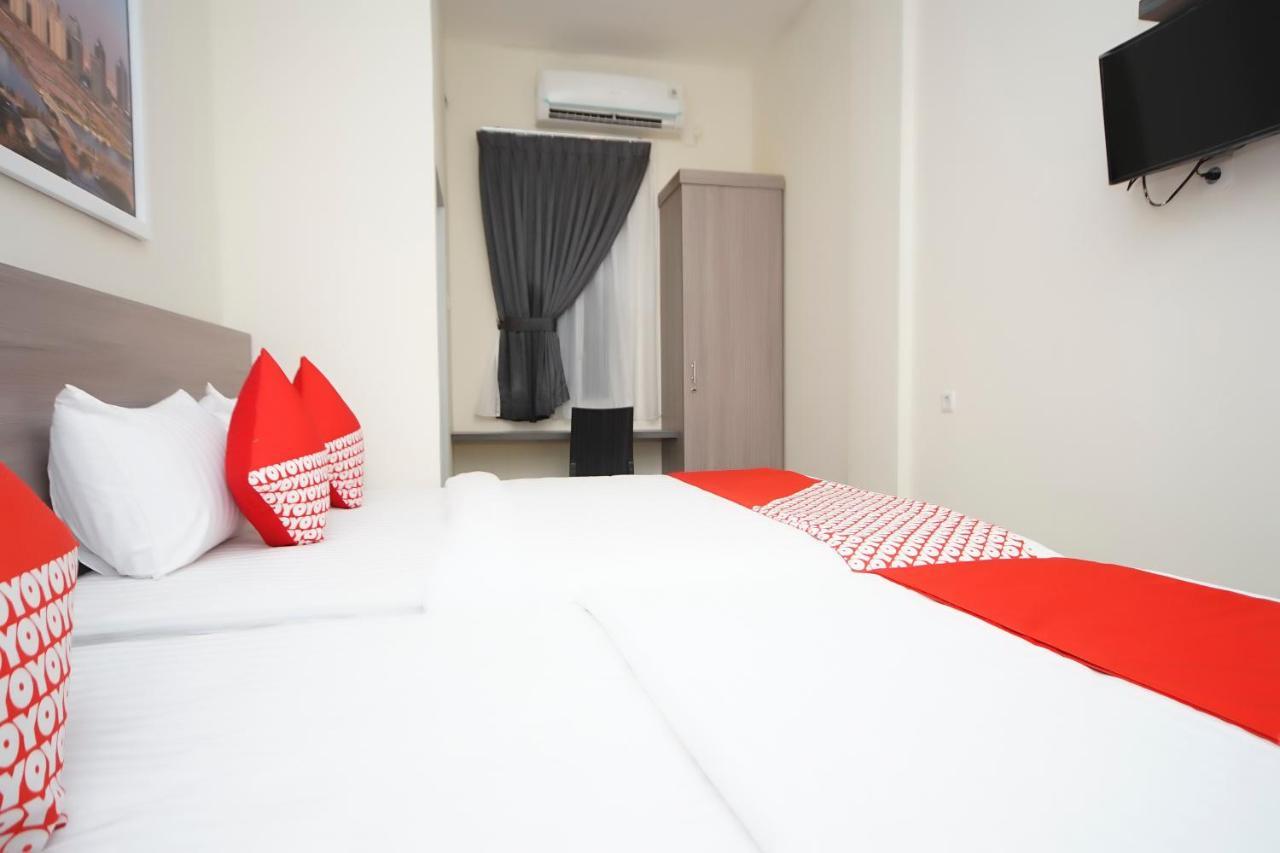 Oyo 251 The Maximus Inn Hotel Palembang Exterior foto
